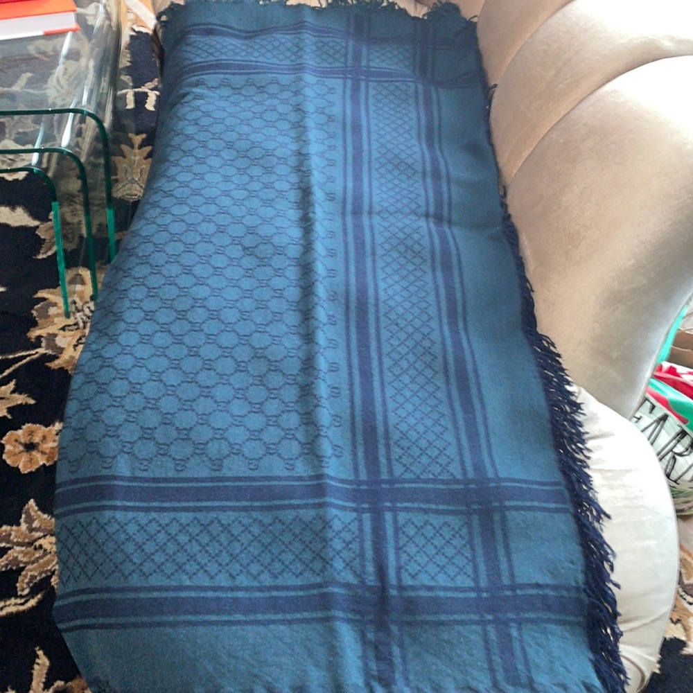 Authentic gucci scarf (unisex)